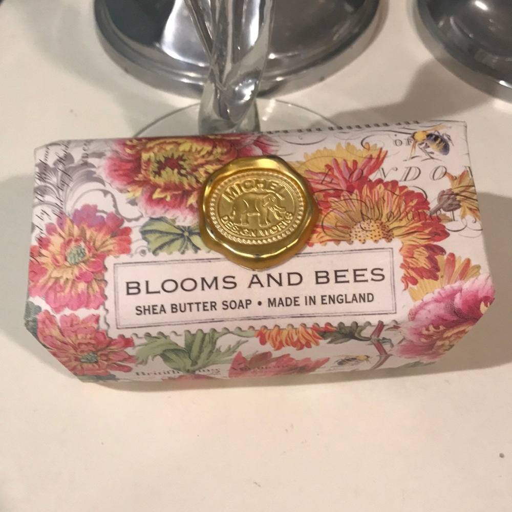 Michael Design Works Blooms and Bees Shea Butter Soap. NWOT